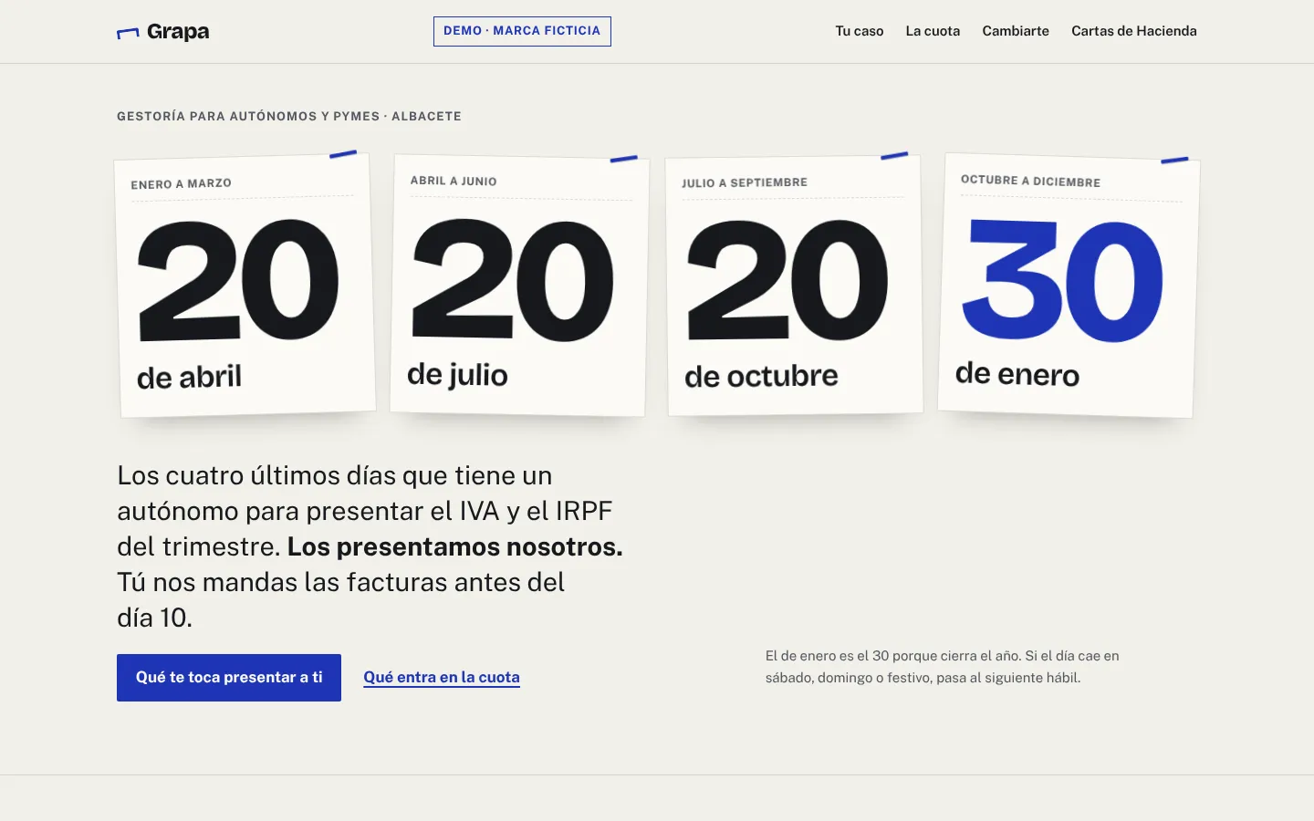 Portada de la demo Grapa: cuatro hojas de papel grapadas en azul con las fechas «20 de abril», «20 de julio», «20 de octubre» y «30 de enero» en números grandes, el último en azul, sobre fondo de folio